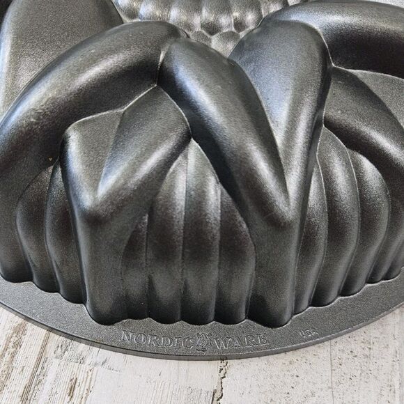 Nordic Ware Sunflower Cake 10 Cups Made in USA Cast Aluminum Baking Pan - Picture 4 of 5